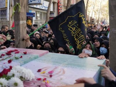 پیکر پاک ۲ شهید گمنام بر روی دستان مردم شیروان تشییع شد