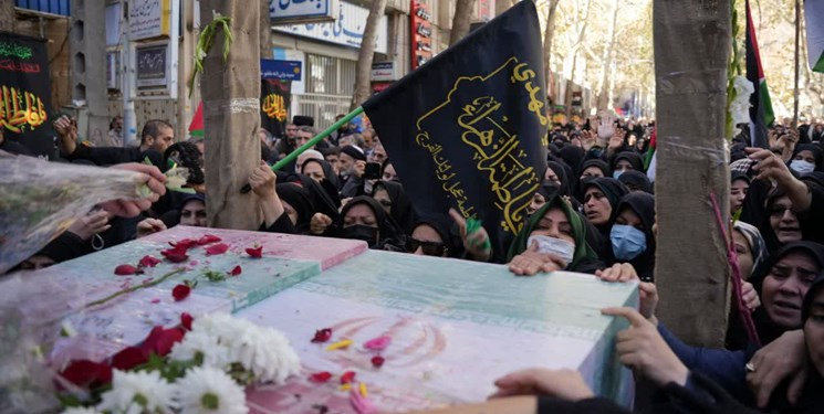پیکر پاک ۲ شهید گمنام بر روی دستان مردم شیروان تشییع شد