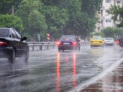 جاده‌های شمال غرق در باران و مه