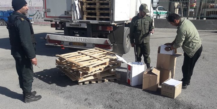 خروج کامیونت از جاده، محموله میلیاردی کالای قاچاق را لو داد