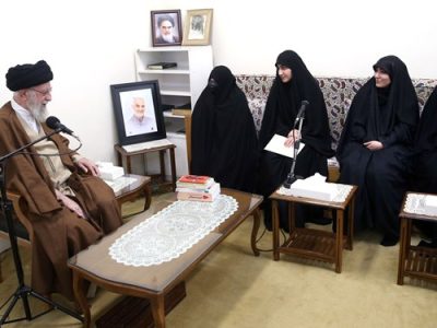 نصیحتی از رهبر انقلاب در دیدار خانواده شهید سلیمانی