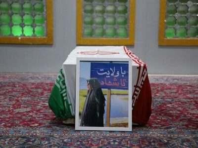 اهالی تهران به استقبال یکی از شهدای کرمان آمدند/ وداع با پیکر شهید «فائزه رحیمی» در معراج شهدا