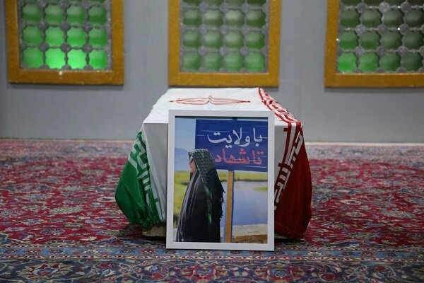اهالی تهران به استقبال یکی از شهدای کرمان آمدند/ وداع با پیکر شهید «فائزه رحیمی» در معراج شهدا