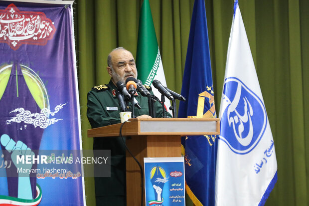 قرآن، راه جهاد، ایثار، صبر و ایمان را به ما یاد می‌دهد