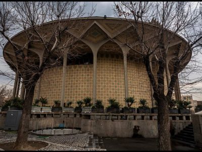 احتمال شکستن درهای سالن اصلی تئاتر شهر!/ معاون به جشنواره آمد