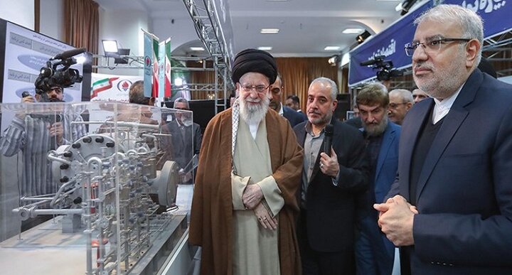 ادامه بازدید رهبر انقلاب از نمایشگاه توانمندی‌های تولید داخلی
