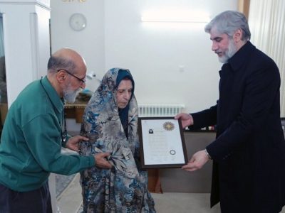 نشان درجه یک هنری به سیمین‌دخت وحیدی اهدا شد