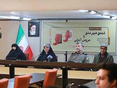 ادبیات عامه‌پسند روایت را ساده ارایه می‌دهد
