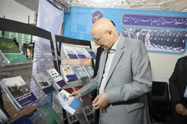 فرهنگ تالیف مشارکتی کتاب‌های علمی باید در دانشگاه‌ها توسعه پیدا کند